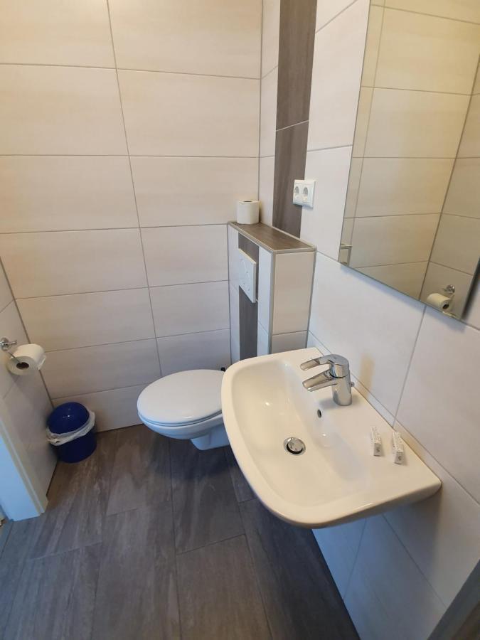Gaestehaus Am Heuss-Platz Erlangen Bagian luar foto