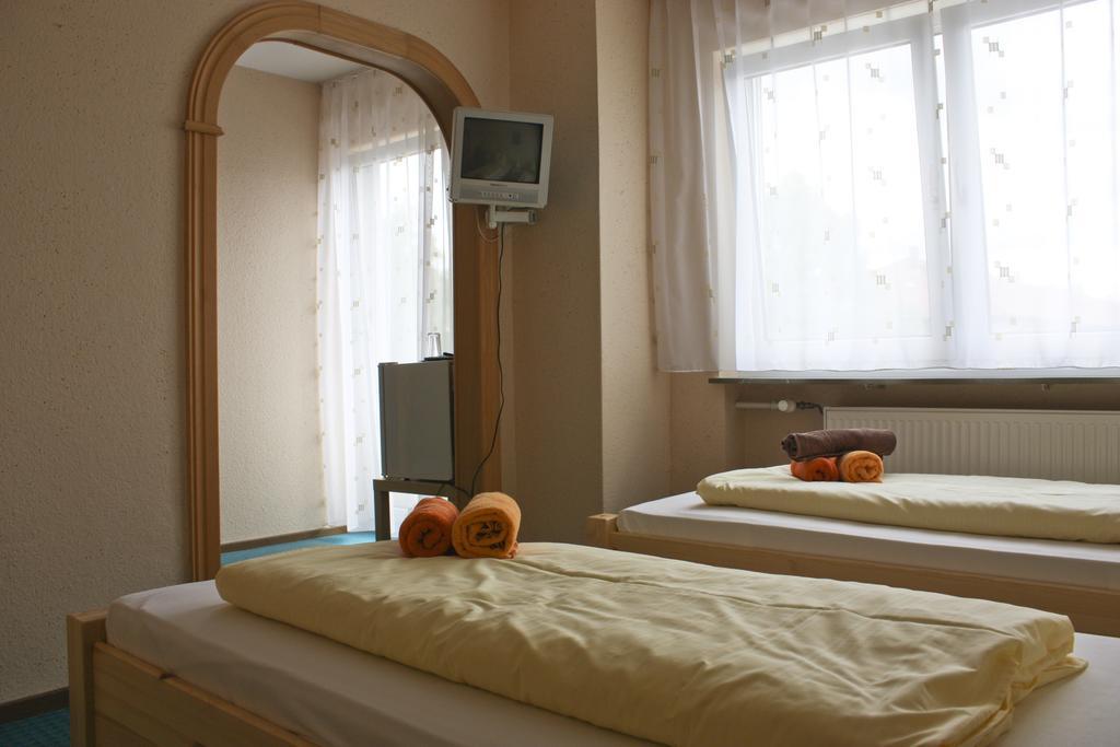 Gaestehaus Am Heuss-Platz Erlangen Ruang foto