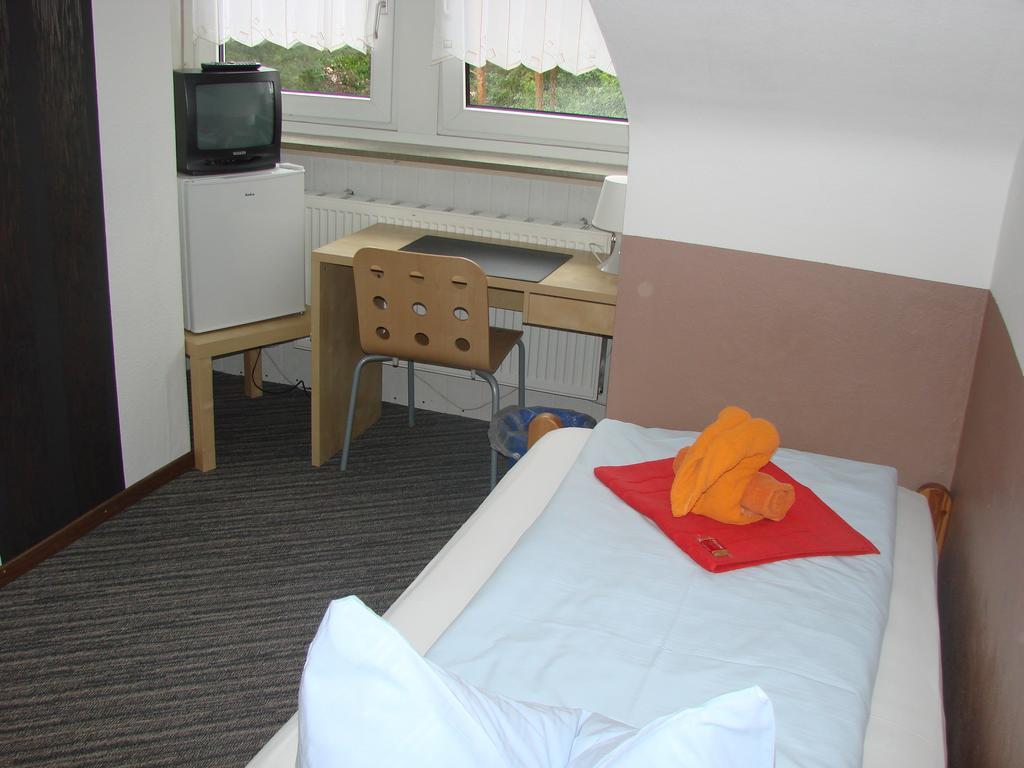 Gaestehaus Am Heuss-Platz Erlangen Ruang foto