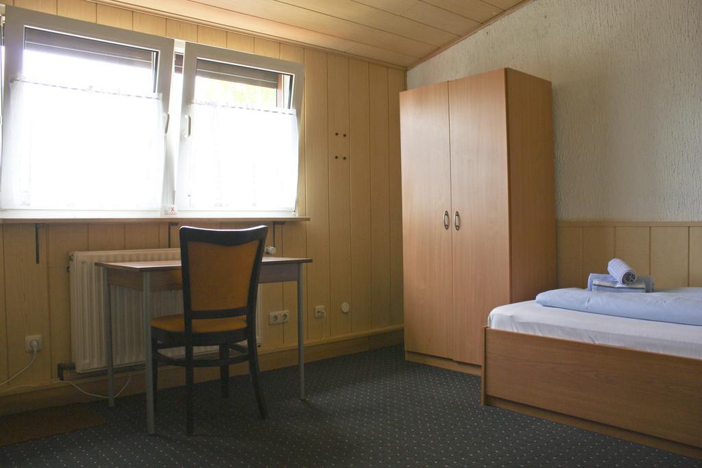 Gaestehaus Am Heuss-Platz Erlangen Ruang foto