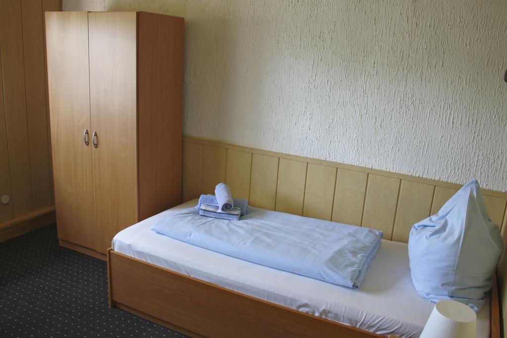 Gaestehaus Am Heuss-Platz Erlangen Ruang foto