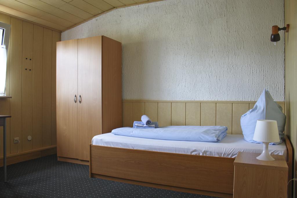Gaestehaus Am Heuss-Platz Erlangen Ruang foto