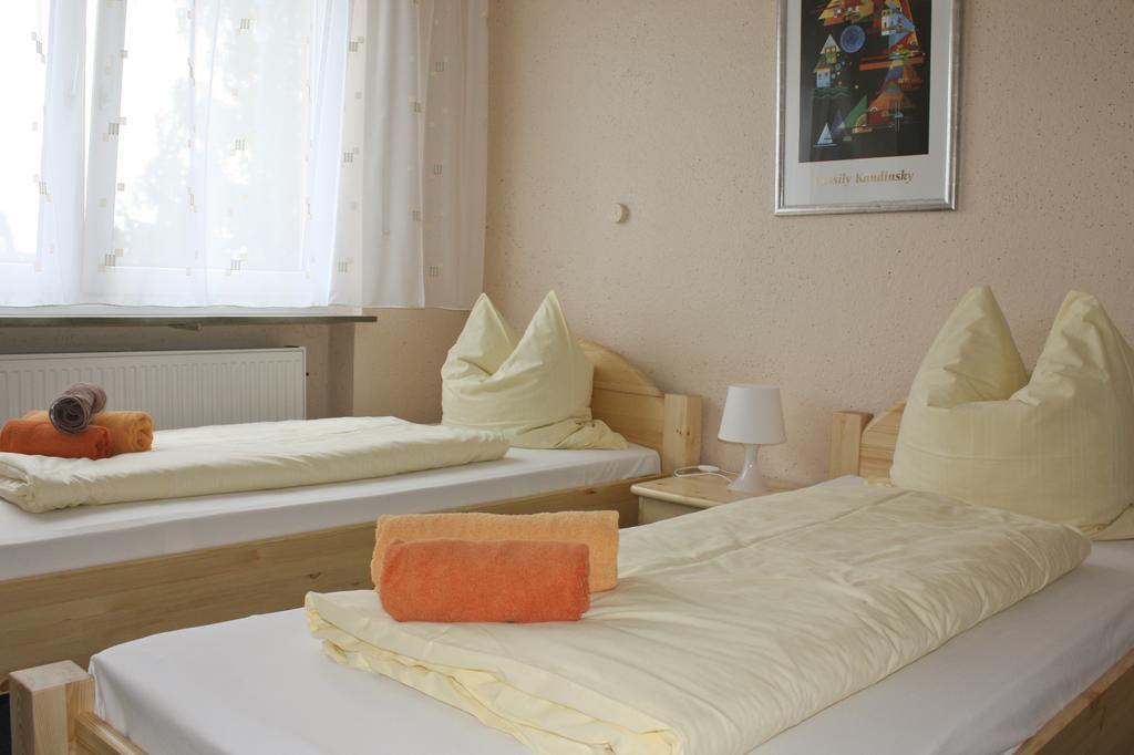Gaestehaus Am Heuss-Platz Erlangen Ruang foto