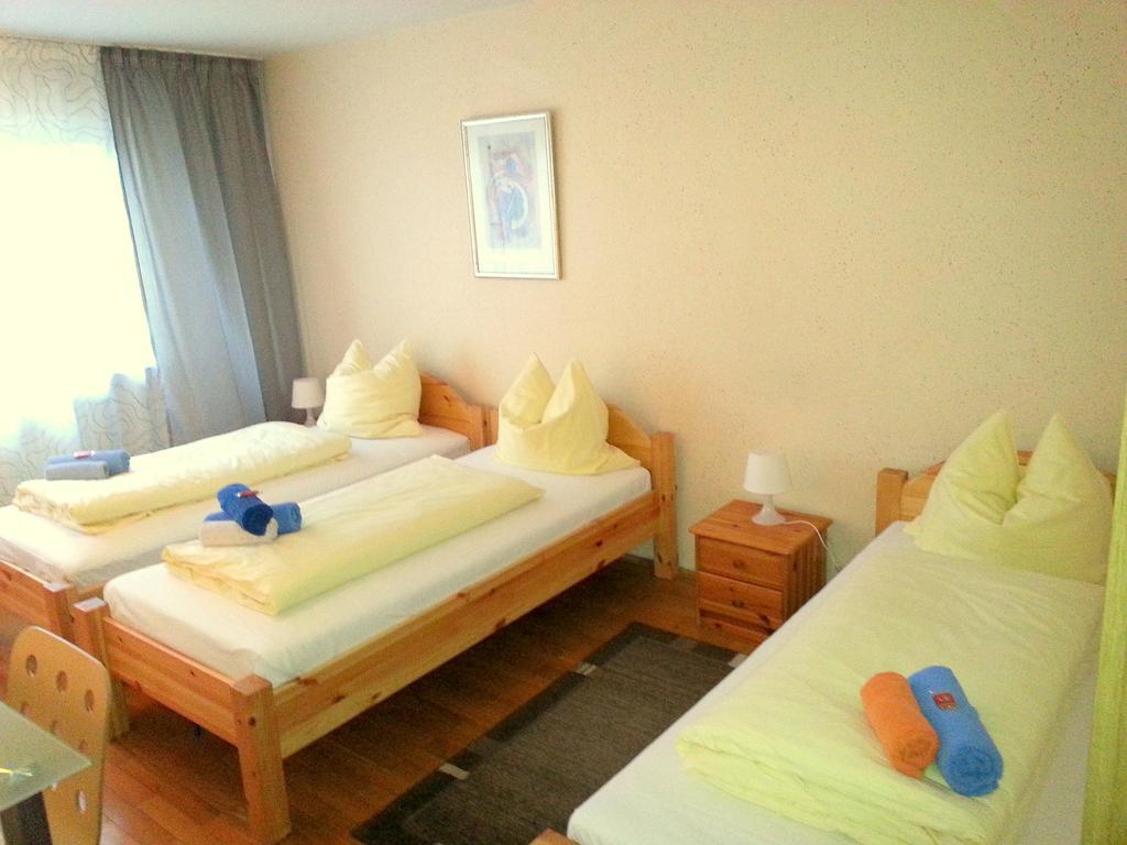 Gaestehaus Am Heuss-Platz Erlangen Ruang foto